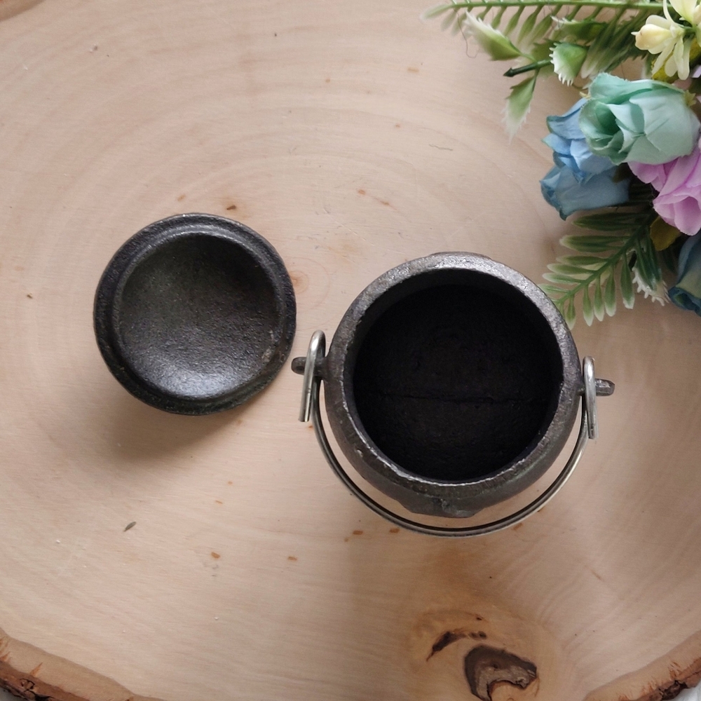 Triqeutra Cast Iron Cauldron - Picture 4 of 4
